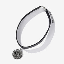 Laden Sie das Bild in den Galerie-Viewer.Leather Choker Necklace the Wild Game Cosplay Jewelry